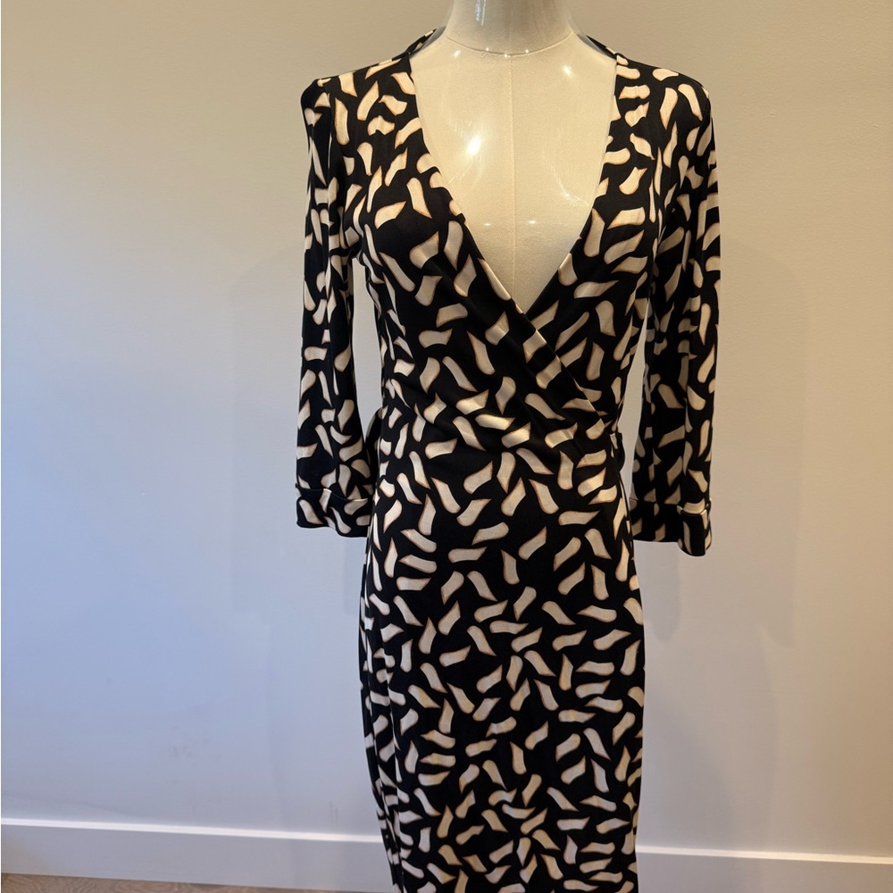Diane Von Furstenberg Black and Cream Long Sleeve Dress